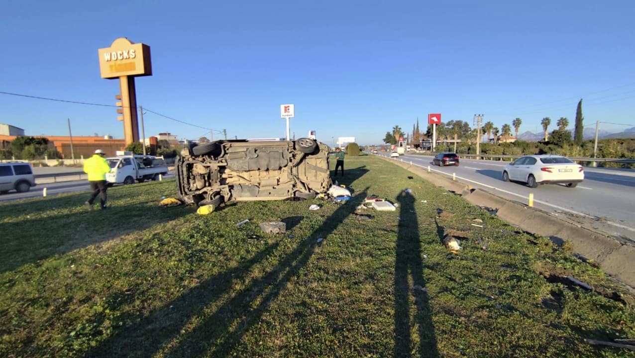 kirmizi isik ihlali yapan aracin carptigi minibus devrildi 5 yarali 1 lD32ap5i