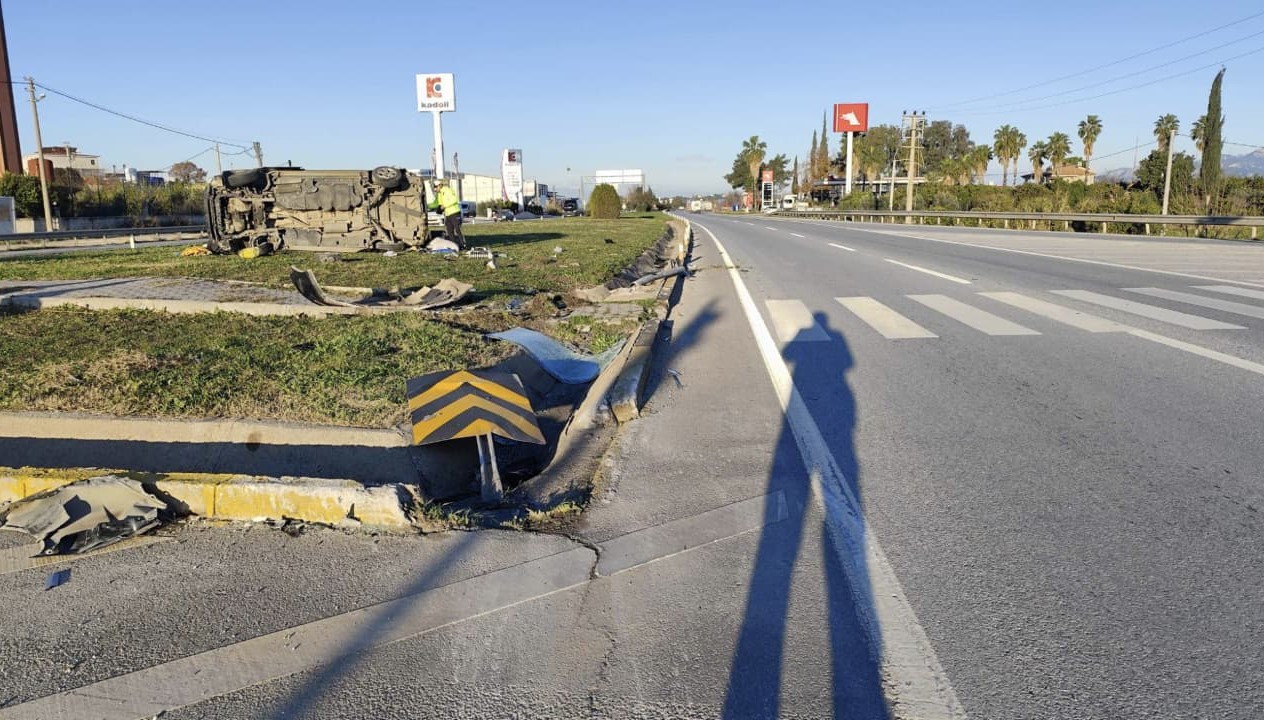 kirmizi isik ihlali yapan aracin carptigi minibus devrildi 5 yarali 2 rKBcjB97