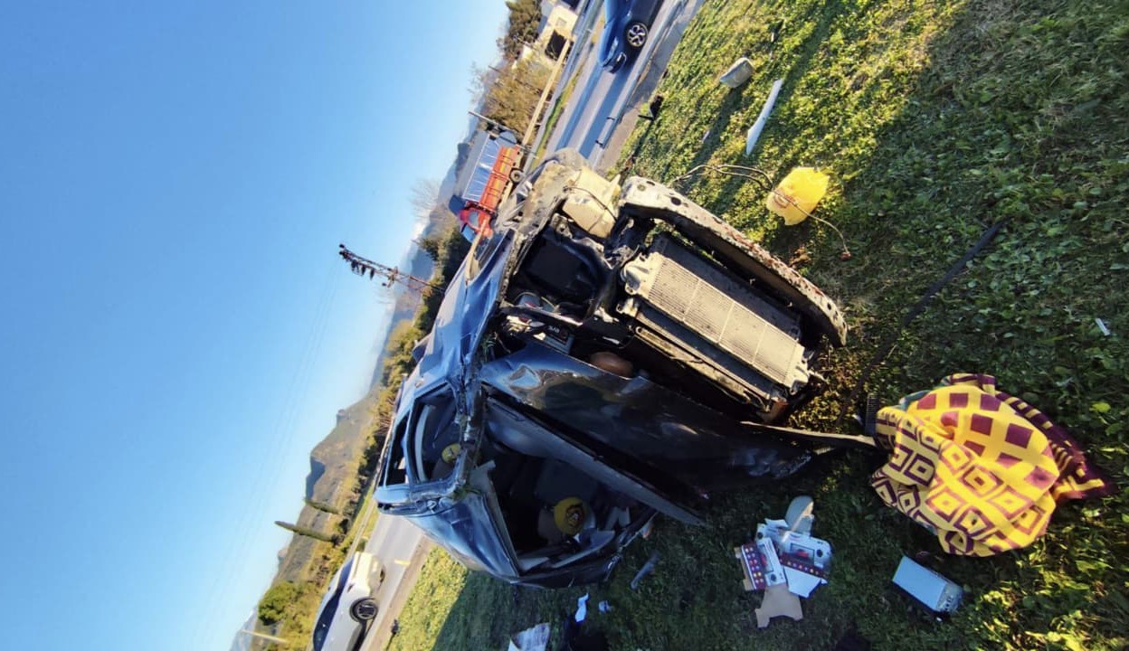 kirmizi isik ihlali yapan aracin carptigi minibus devrildi 5 yarali 3 wCdqz5DI