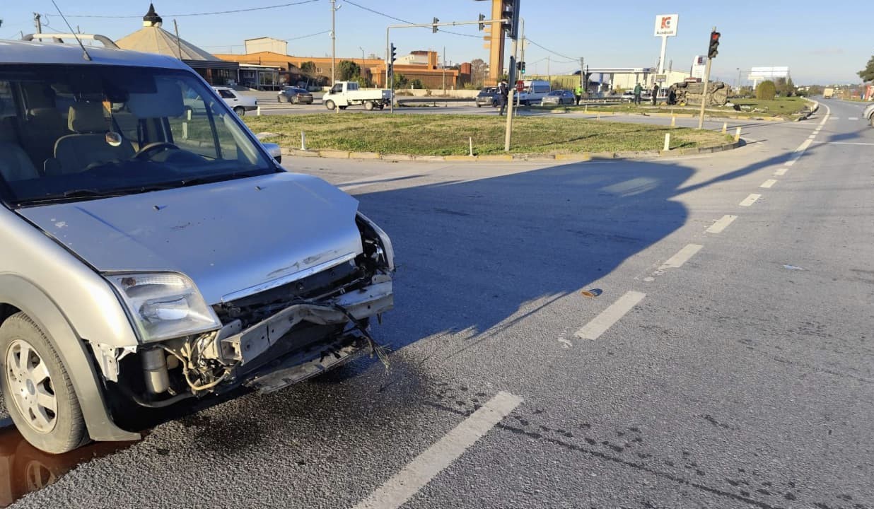 kirmizi isik ihlali yapan aracin carptigi minibus devrildi 5 yarali 4 SYqFkbQ8
