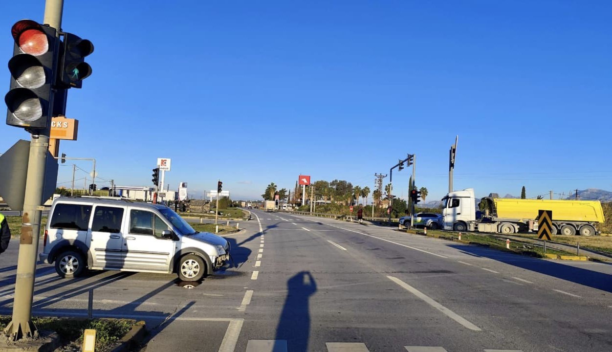 kirmizi isik ihlali yapan aracin carptigi minibus devrildi 5 yarali 5 2G3MsZqa