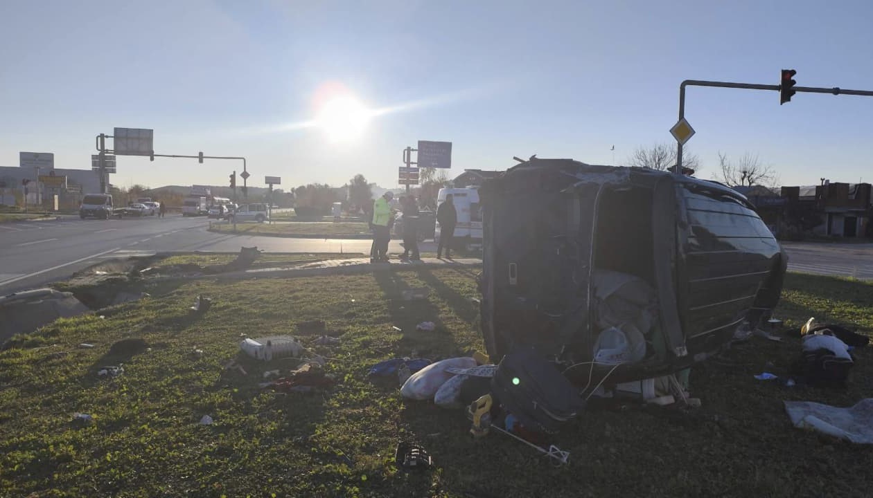 kirmizi isik ihlali yapan aracin carptigi minibus devrildi 5 yarali 6 G1GpHdl4