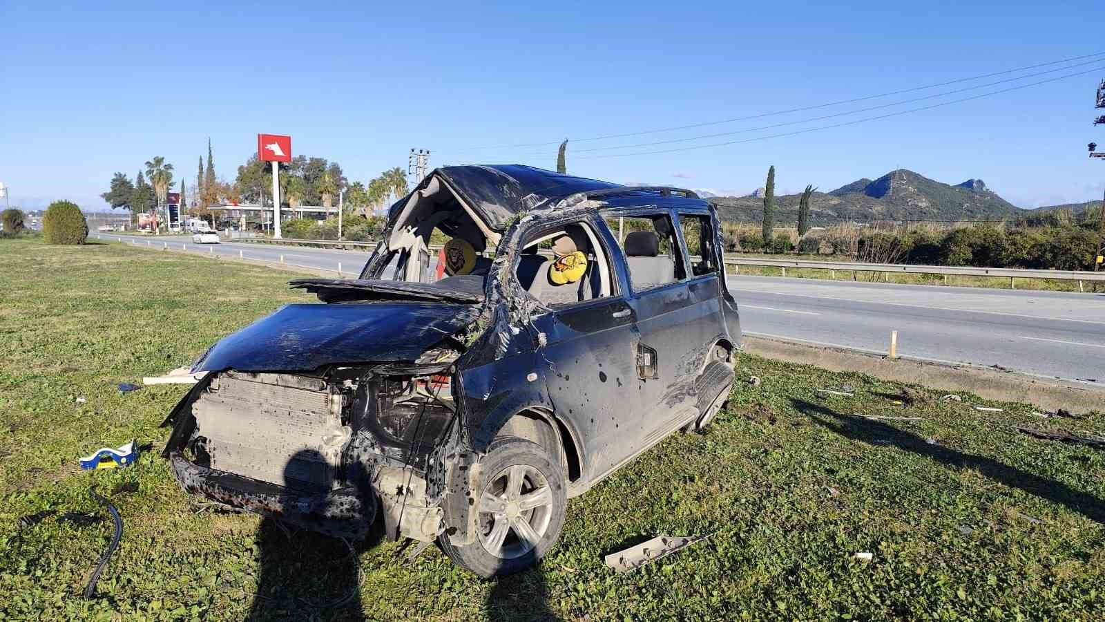 kirmizi isik ihlali yapan aracin carptigi minibus devrildi 5 yarali 7 dPBc5RnF