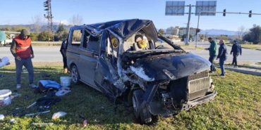 kirmizi-isik-ihlali-yapan-aracin-carptigi-minibus-devrildi-5-yarali-acIdOA8f.jpg