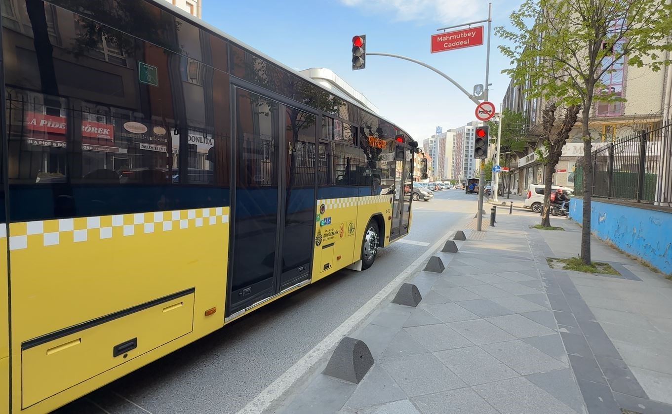 kirmizi isik ihlali yapan iett otobusu cocugu altina aldi o anlar kamerada 1 n3Eyw8RW