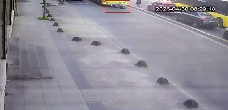 kirmizi isik ihlali yapan iett otobusu cocugu altina aldi o anlar kamerada 2 hvCBOUeB
