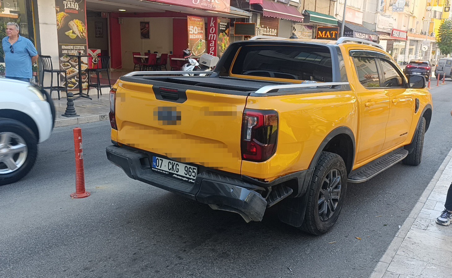 Kırmızı ışık ihlali yapan otomobil kamyonetle çarpıştı 4 kirmizi isik ihlali yapan otomobil kamyonetle carpisti 0