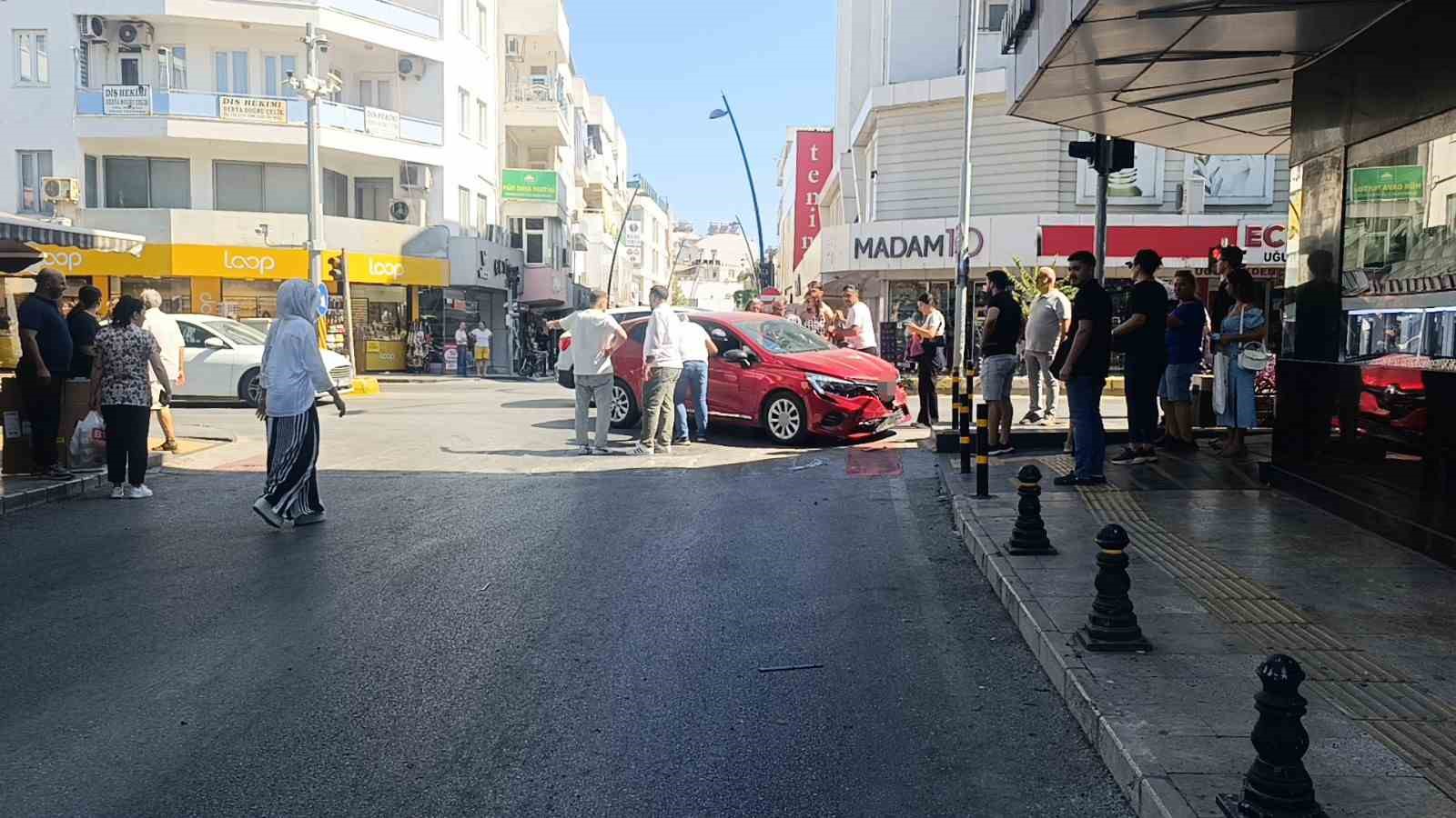 Kırmızı ışık ihlali yapan otomobil kamyonetle çarpıştı 5 kirmizi isik ihlali yapan otomobil kamyonetle carpisti 1 kgE7s67R