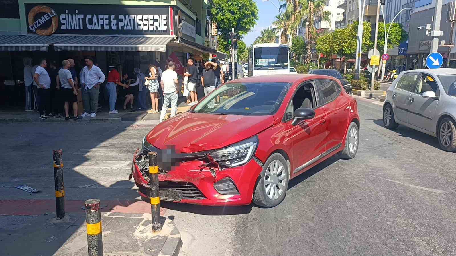 Kırmızı ışık ihlali yapan otomobil kamyonetle çarpıştı 6 kirmizi isik ihlali yapan otomobil kamyonetle carpisti 2 hprPzqRj