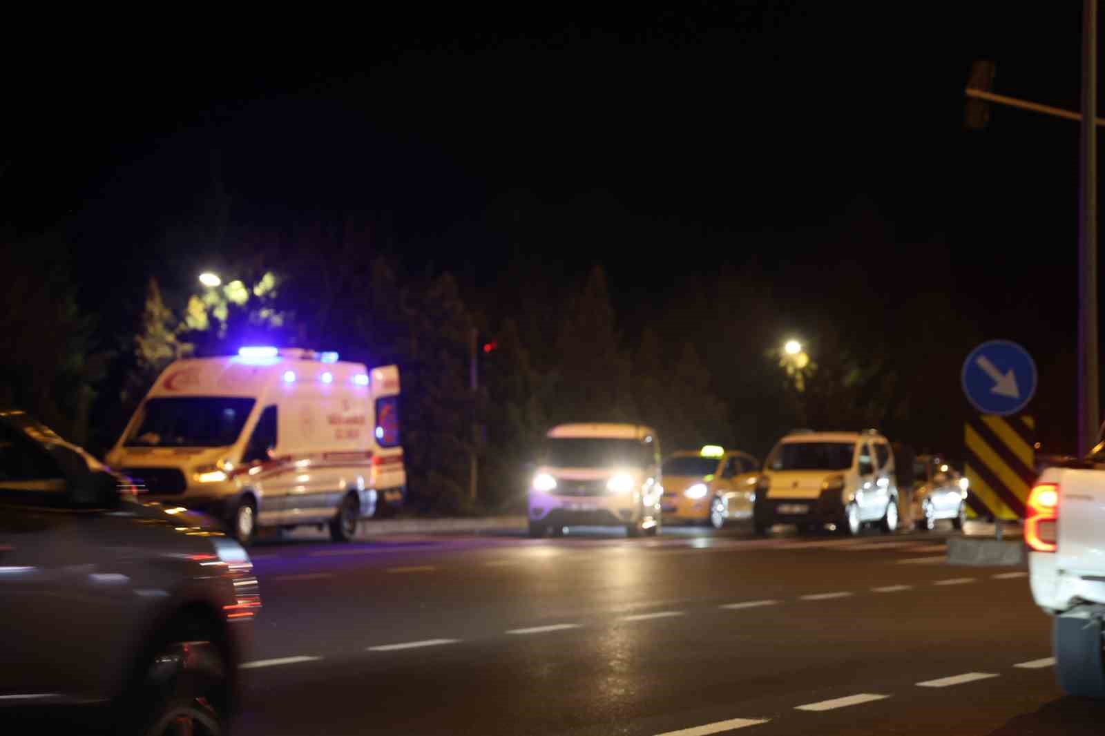 kirmizi isikta bekleyen araca carpti 1 yarali 0 QwagCWq5