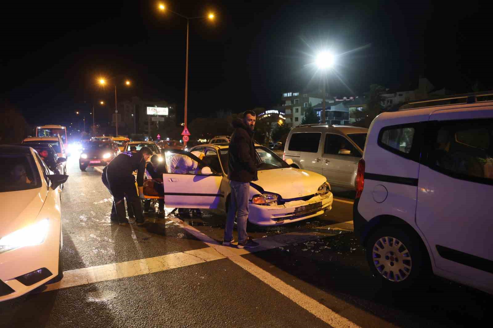 kirmizi isikta bekleyen araca carpti 1 yarali 1