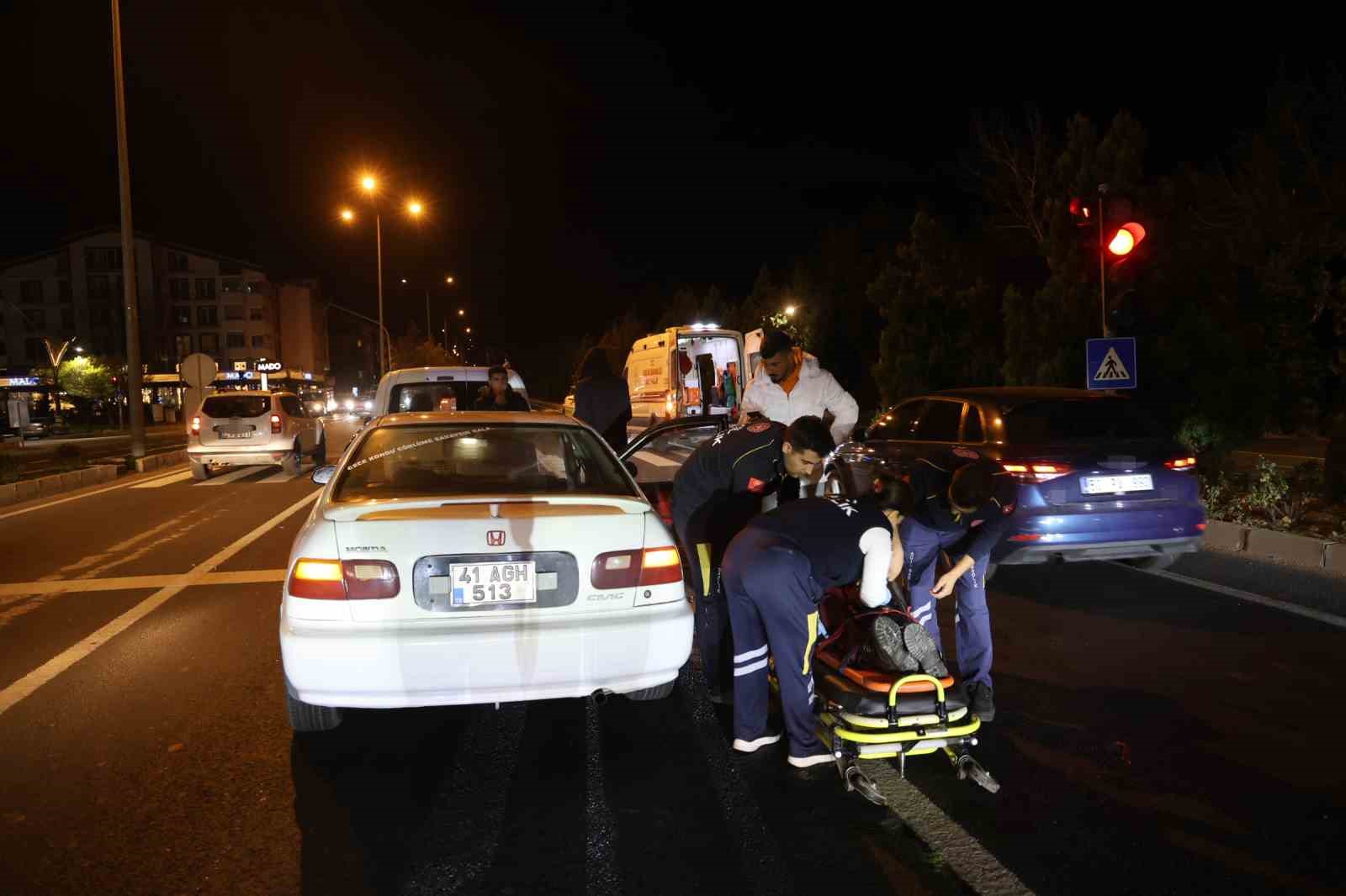 kirmizi isikta bekleyen araca carpti 1 yarali 2 DOjHlLp3