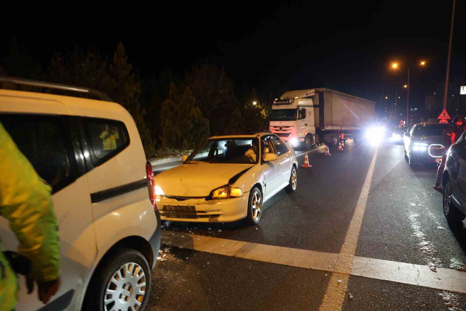 kirmizi isikta bekleyen araca carpti 1 yarali 3 rhY92N9Z