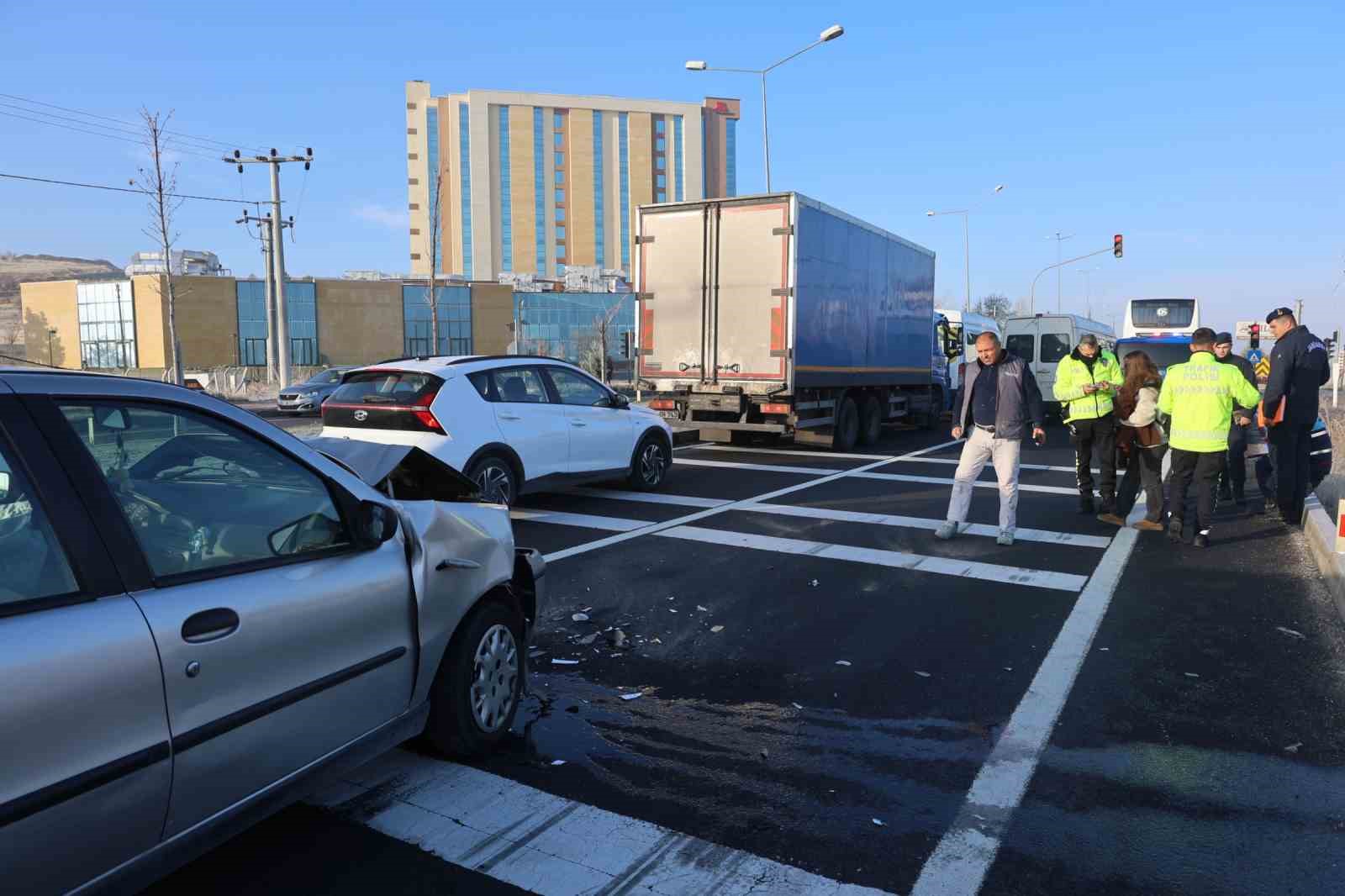kirmizi isikta bekleyen araca carpti 3 yarali 0 BvOiQnBE