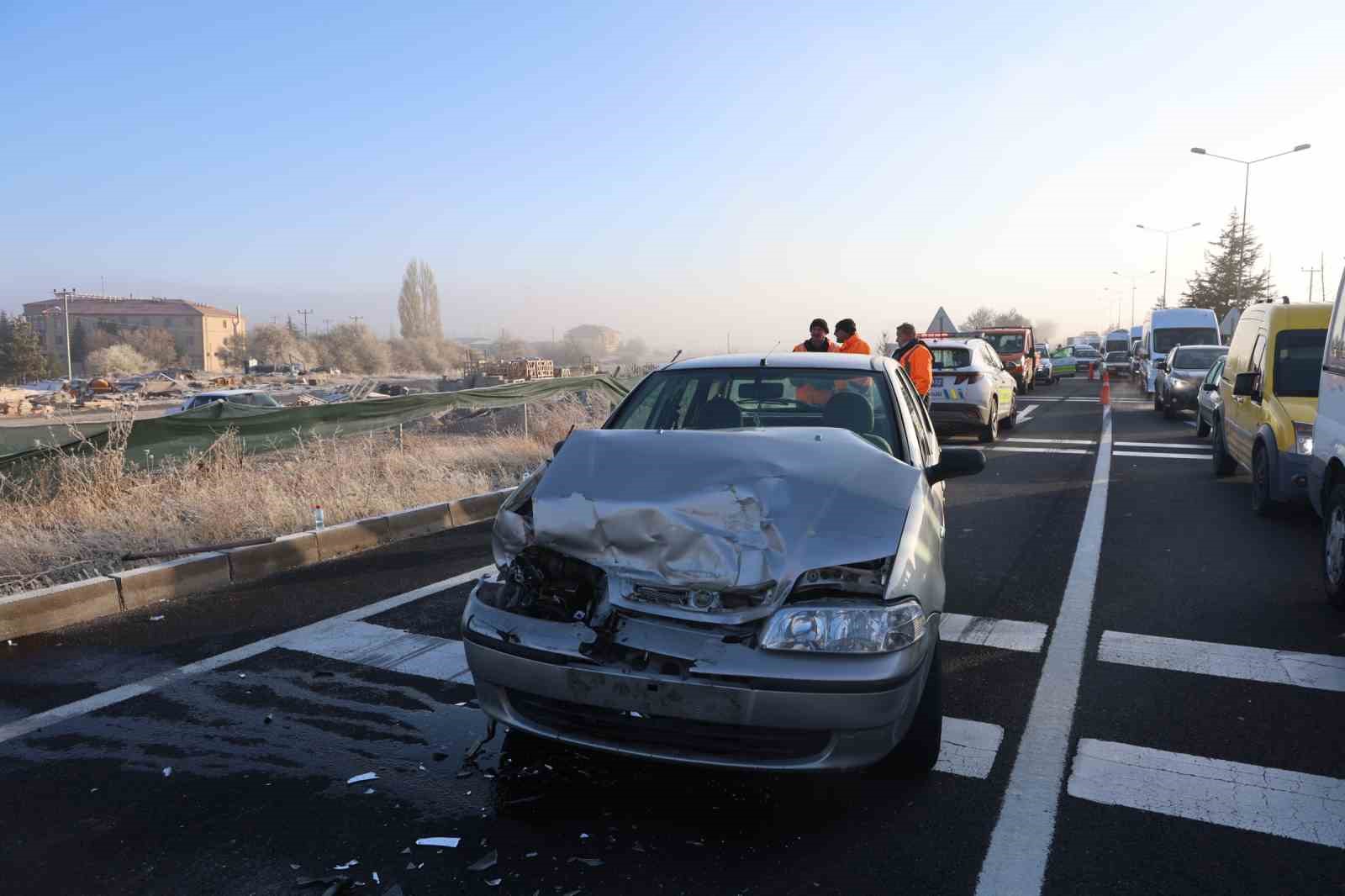 kirmizi isikta bekleyen araca carpti 3 yarali 1 NbzFAFCV