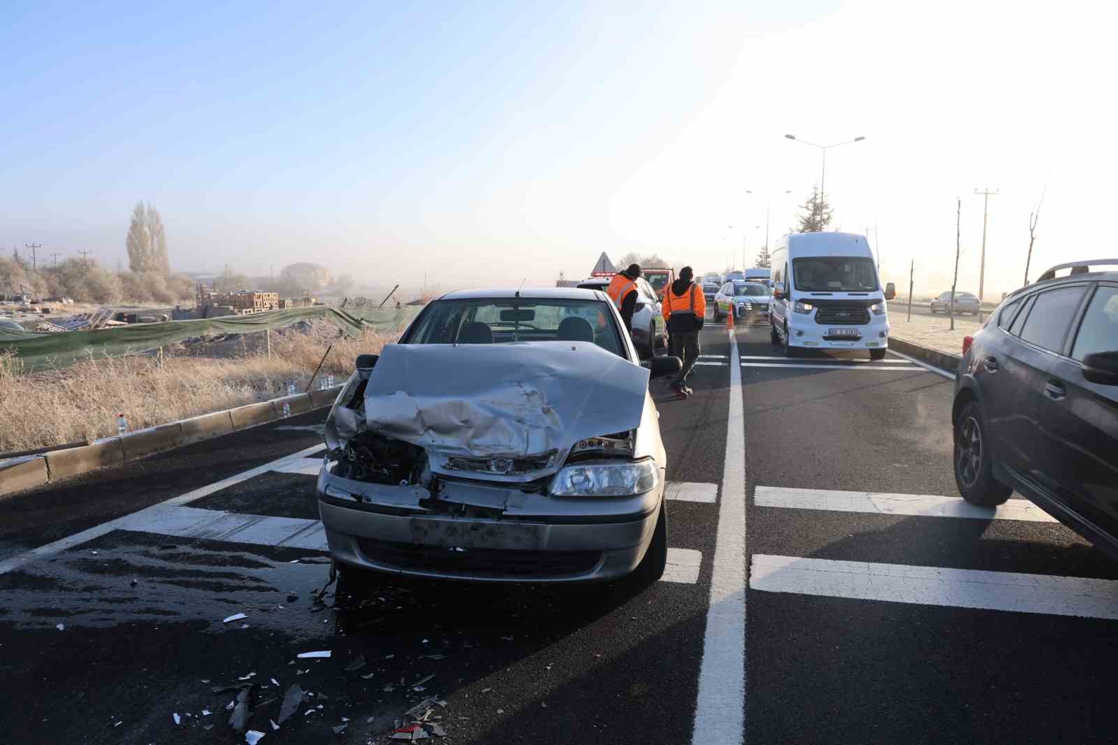 kirmizi isikta bekleyen araca carpti 3 yarali 2 VZrgydPP