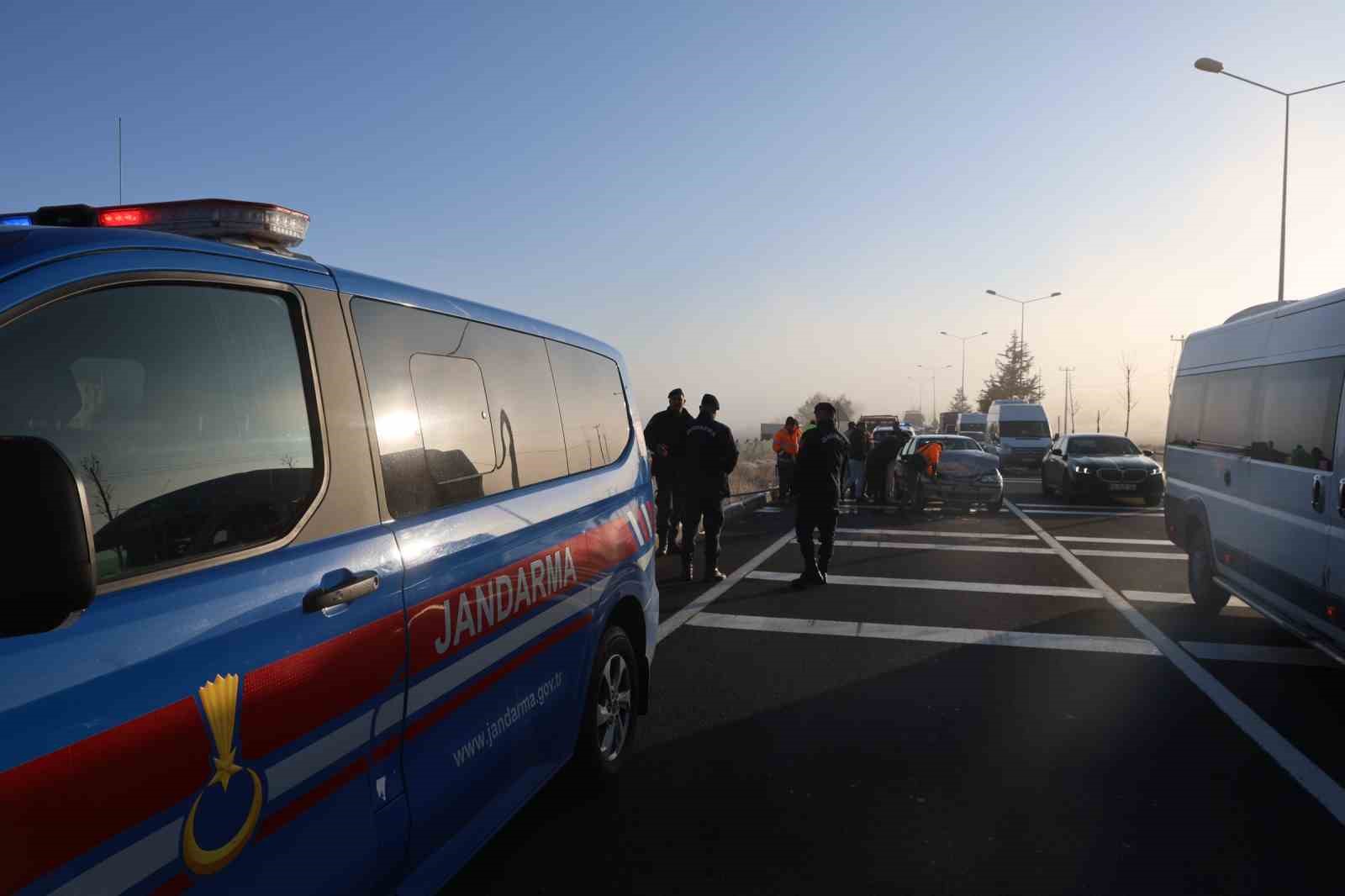kirmizi isikta bekleyen araca carpti 3 yarali 3 emI3n52r