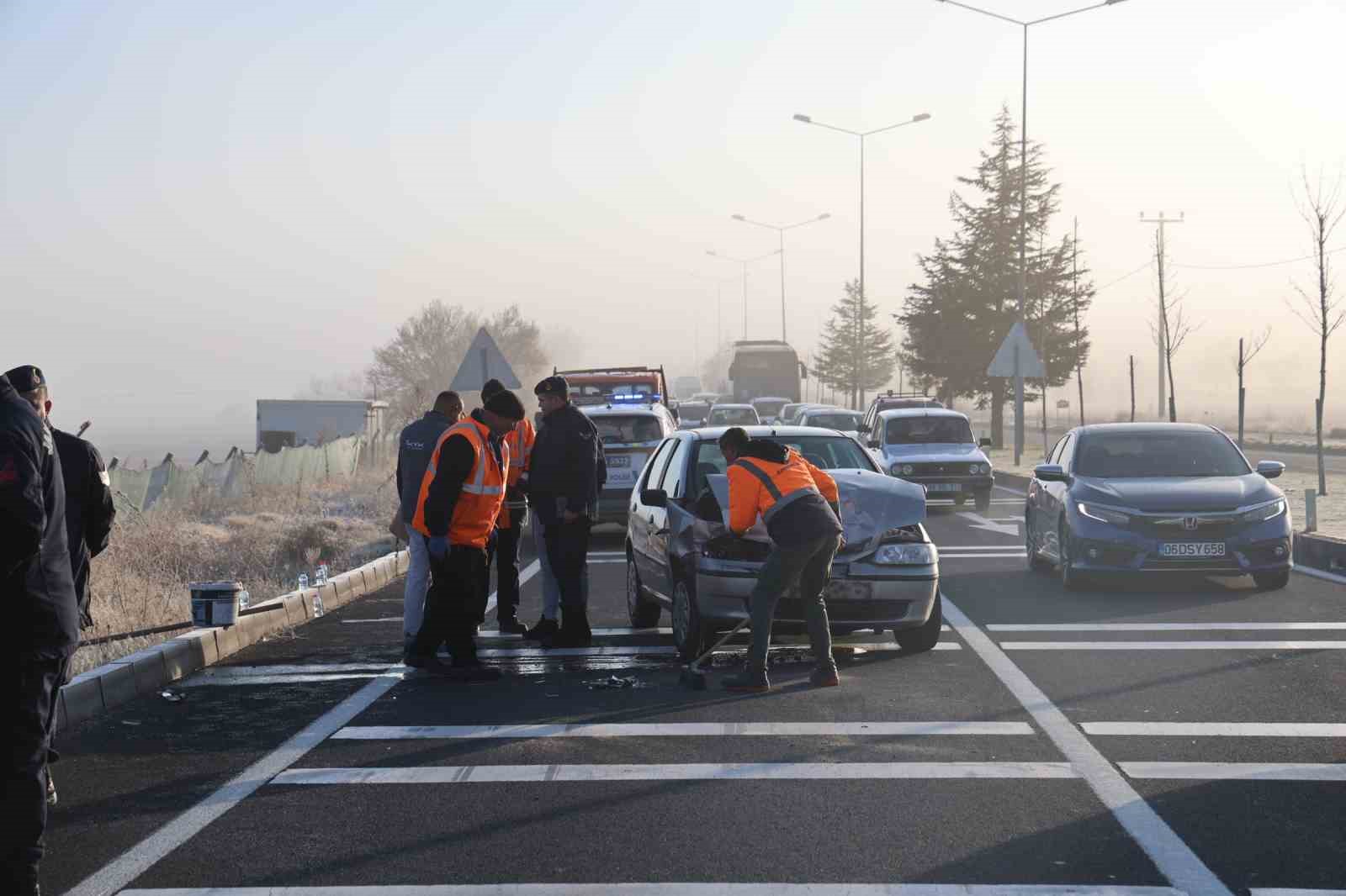 kirmizi isikta bekleyen araca carpti 3 yarali 4 Eyv45agZ