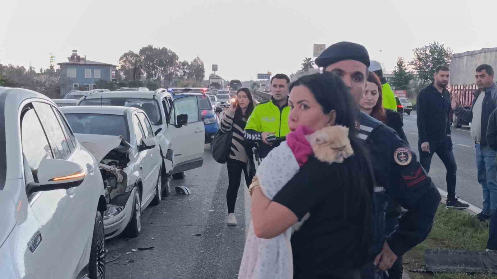 kirmizi isikta bekleyen araclara carpip olay yerinden ayrildi 4 yarali 0