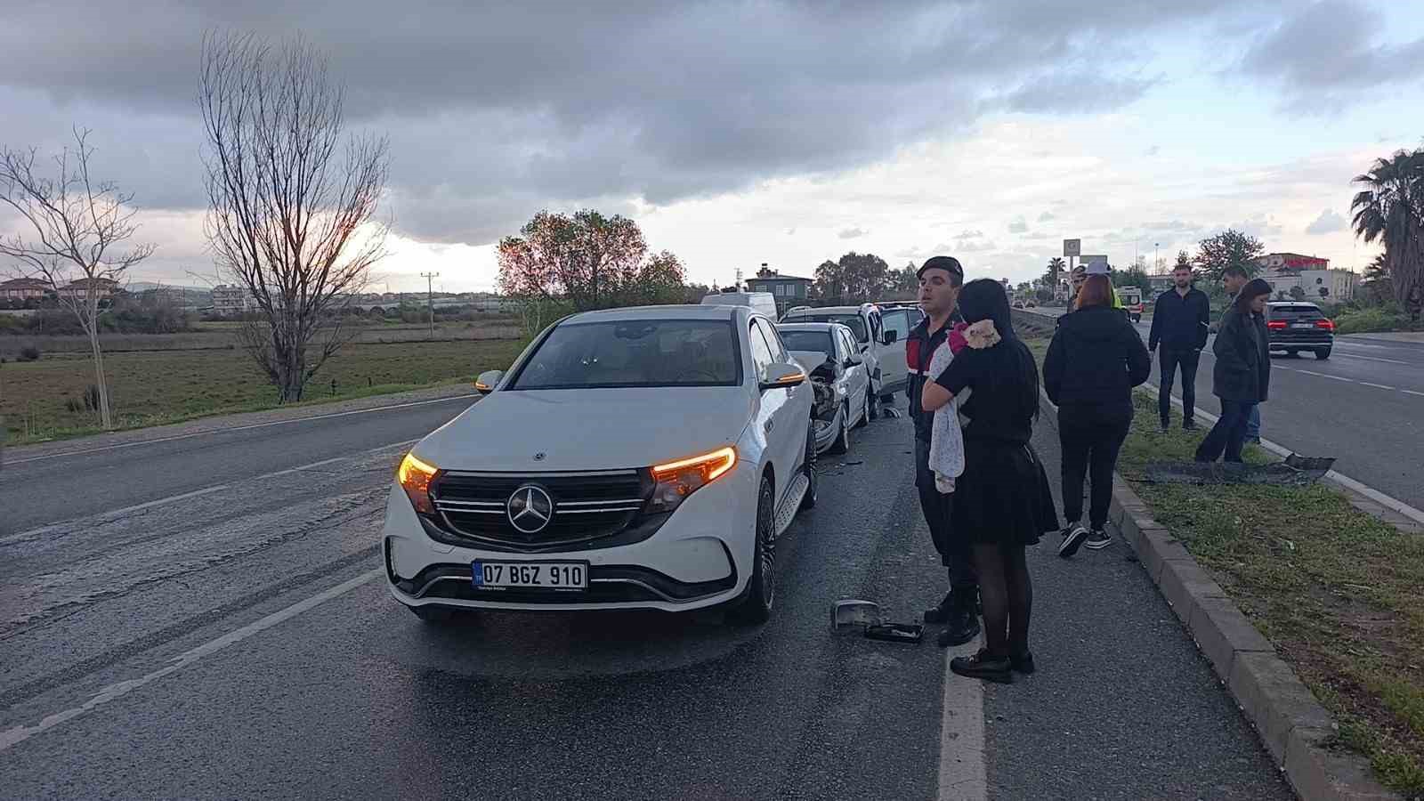 kirmizi isikta bekleyen araclara carpip olay yerinden ayrildi 4 yarali 1 TysBOTB6