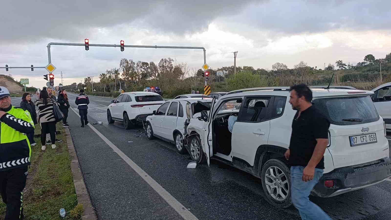 kirmizi isikta bekleyen araclara carpip olay yerinden ayrildi 4 yarali 2 B4eKYTLb