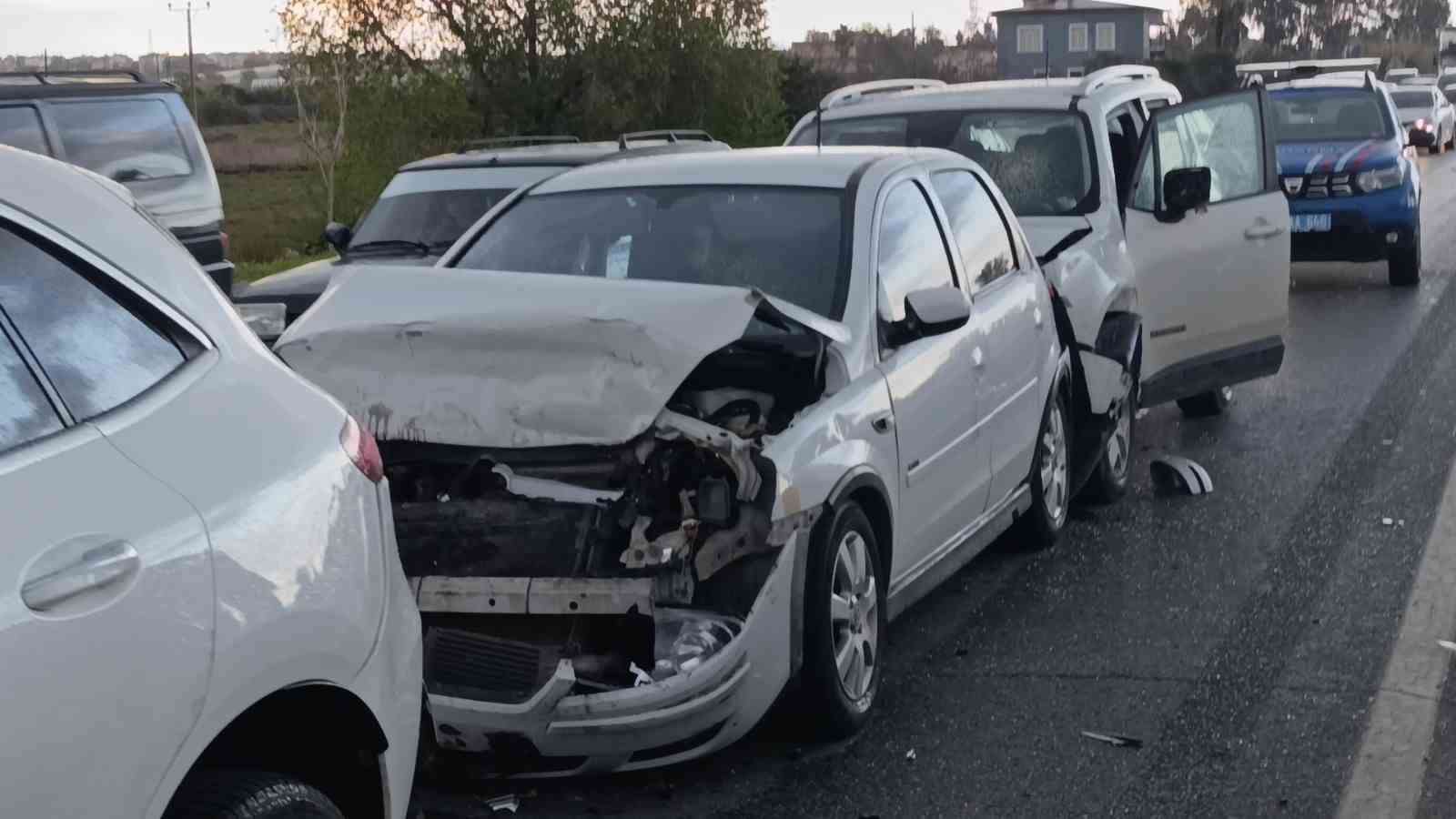 kirmizi isikta bekleyen araclara carpip olay yerinden ayrildi 4 yarali 3 PBkh9RQj