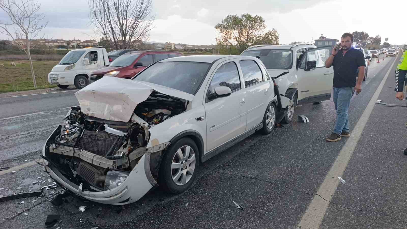 kirmizi isikta bekleyen araclara carpip olay yerinden ayrildi 4 yarali 4 rYfNrAzF
