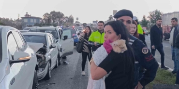 kirmizi-isikta-bekleyen-araclara-carpip-olay-yerinden-ayrildi-4-yarali-cMQ8FM9k.jpg