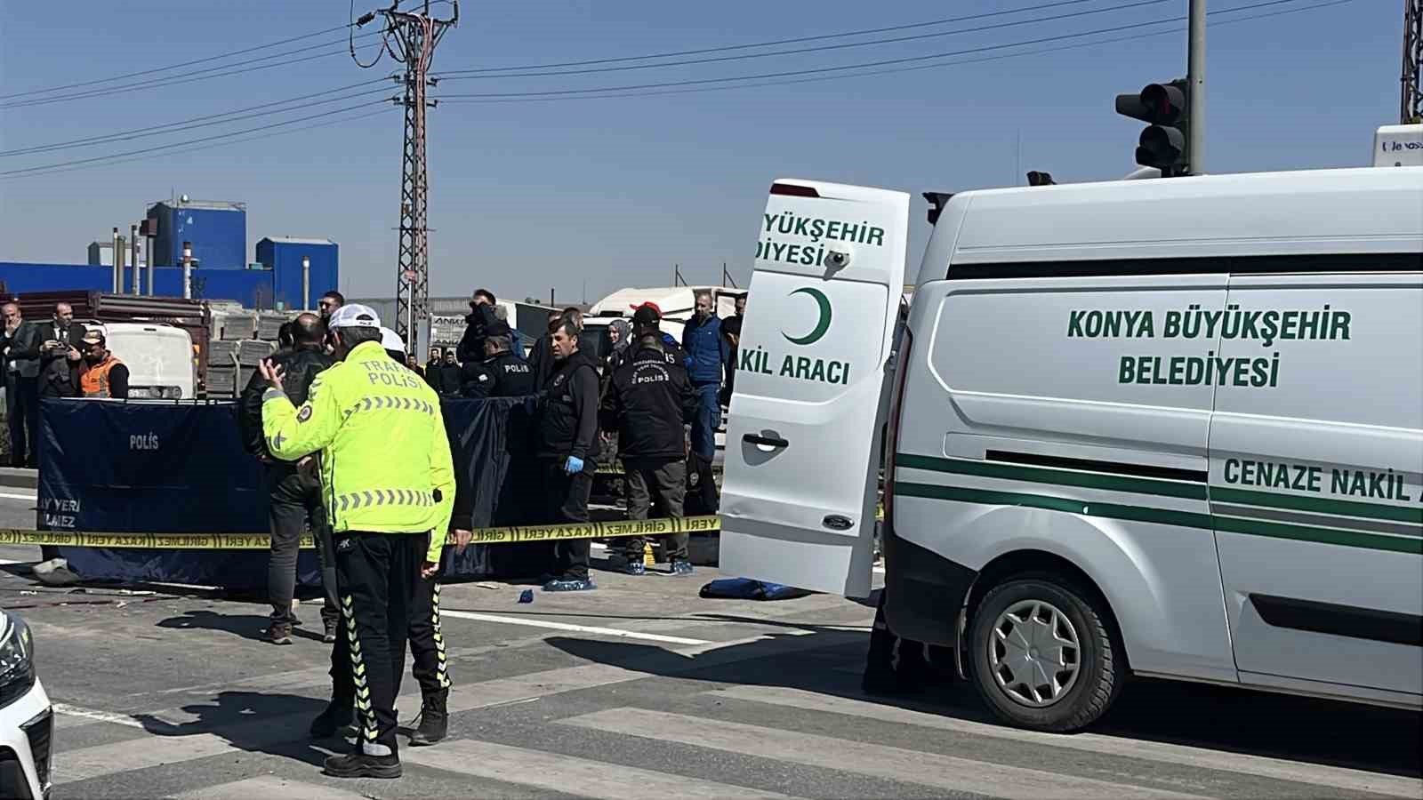 kirmizi isikta bekleyen hafif ticari araca motosiklet carpti 1 olu 0 pJm9rmcw