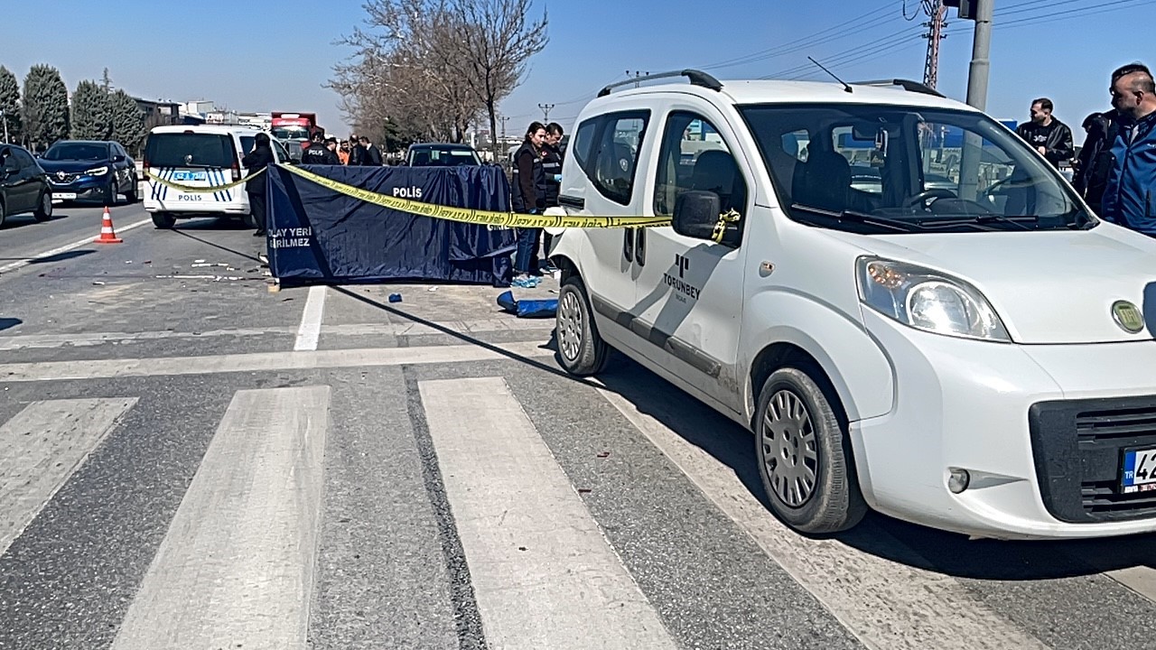 kirmizi isikta bekleyen hafif ticari araca motosiklet carpti 1 olu 1 eiPyhbMi