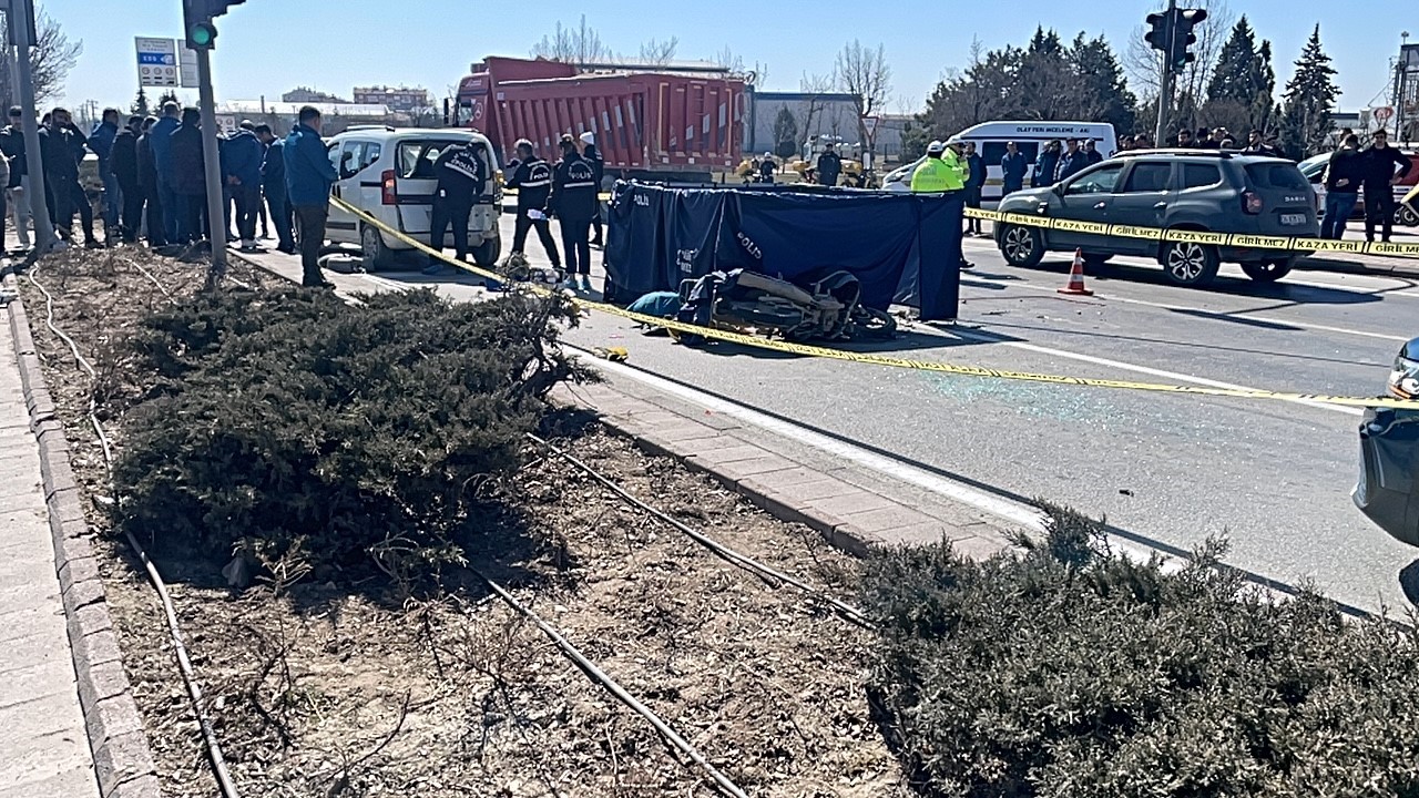 kirmizi isikta bekleyen hafif ticari araca motosiklet carpti 1 olu 2 z2nfBUWX