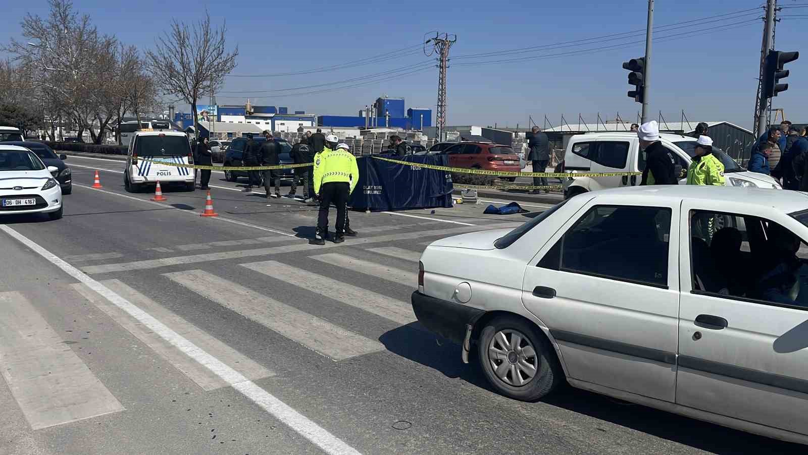 kirmizi isikta bekleyen hafif ticari araca motosiklet carpti 1 olu 3 Nvrp94JP