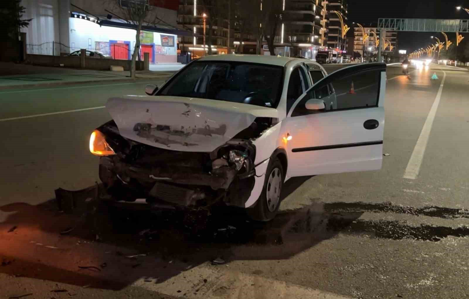 kirmizi isikta bekleyen otomobile arkadan carpti 1 yarali 0 iUm2wwgE