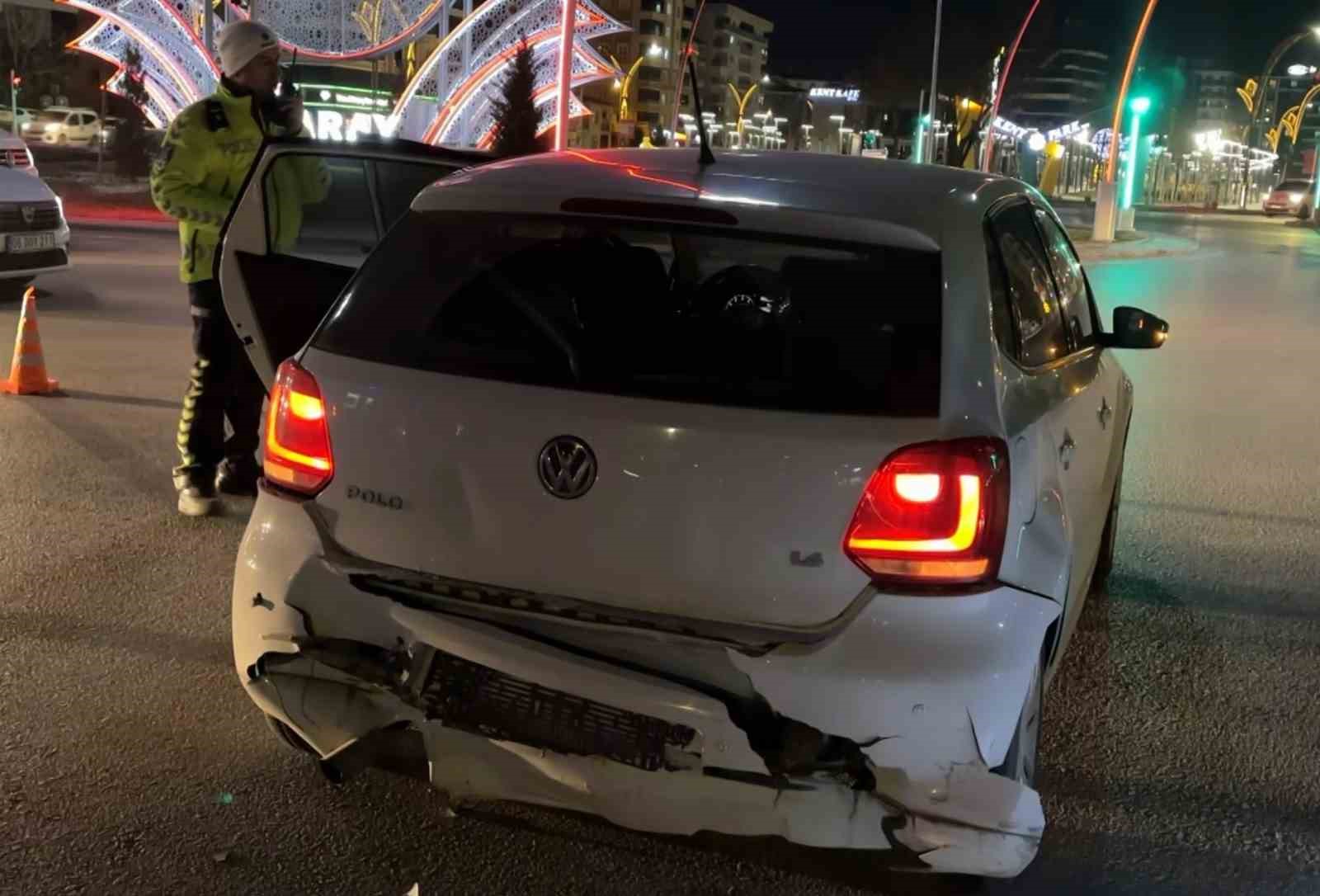 kirmizi isikta bekleyen otomobile arkadan carpti 1 yarali 1 mZkfejb6