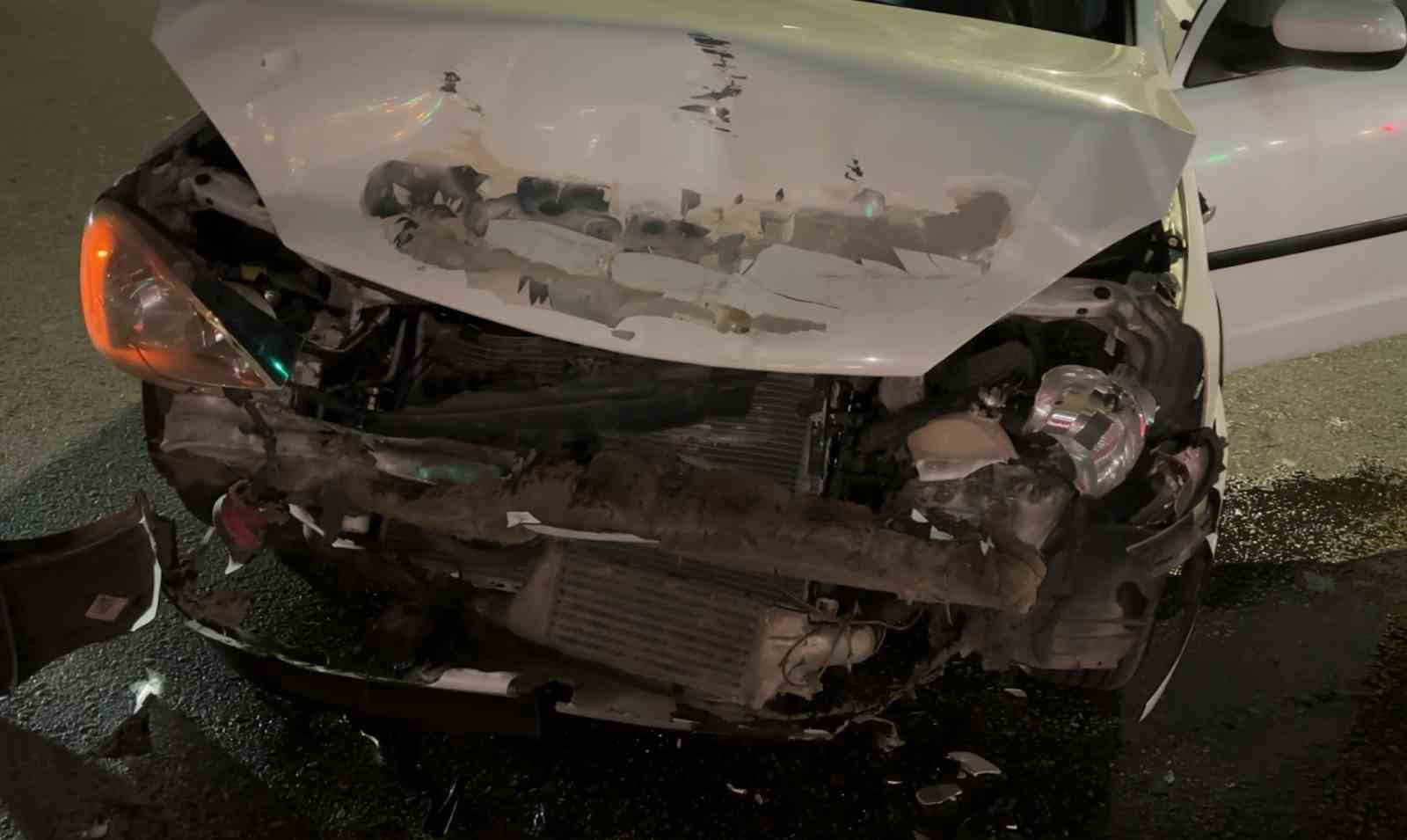 kirmizi isikta bekleyen otomobile arkadan carpti 1 yarali 2 P3K99yR7
