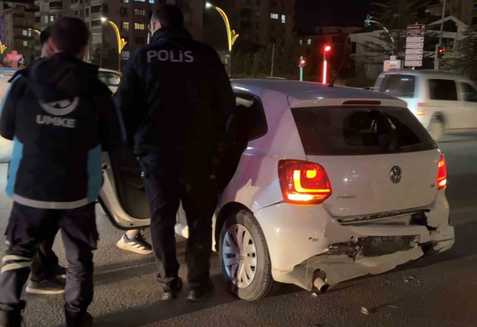 kirmizi isikta bekleyen otomobile arkadan carpti 1 yarali 3 zj87eDA6