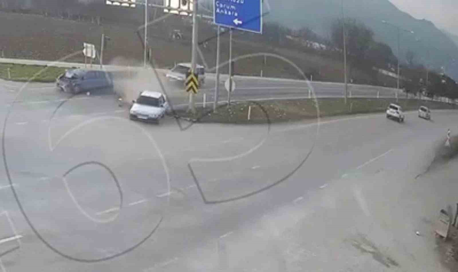 Kırmızı ışıkta bekleyen otomobile arkadan otomobil çarptı: Kaza anı kamerada 4 kirmizi isikta bekleyen otomobile arkadan otomobil carpti kaza ani kamerada 0 vZqOGLrr