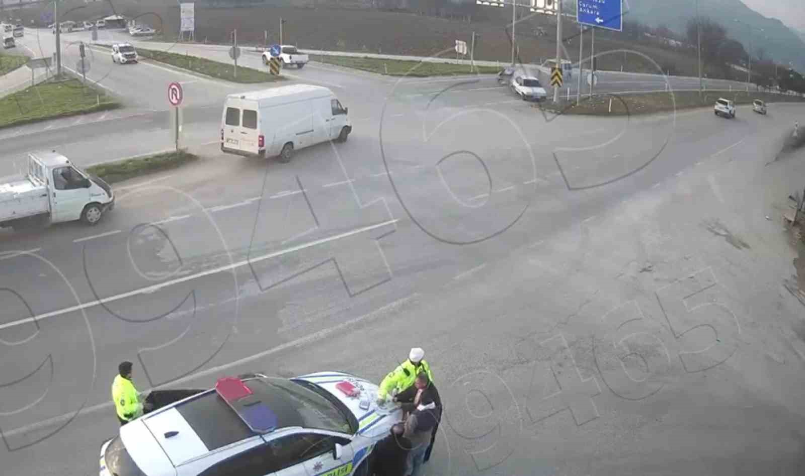 Kırmızı ışıkta bekleyen otomobile arkadan otomobil çarptı: Kaza anı kamerada 5 kirmizi isikta bekleyen otomobile arkadan otomobil carpti kaza ani kamerada 1 4wLhuHMG