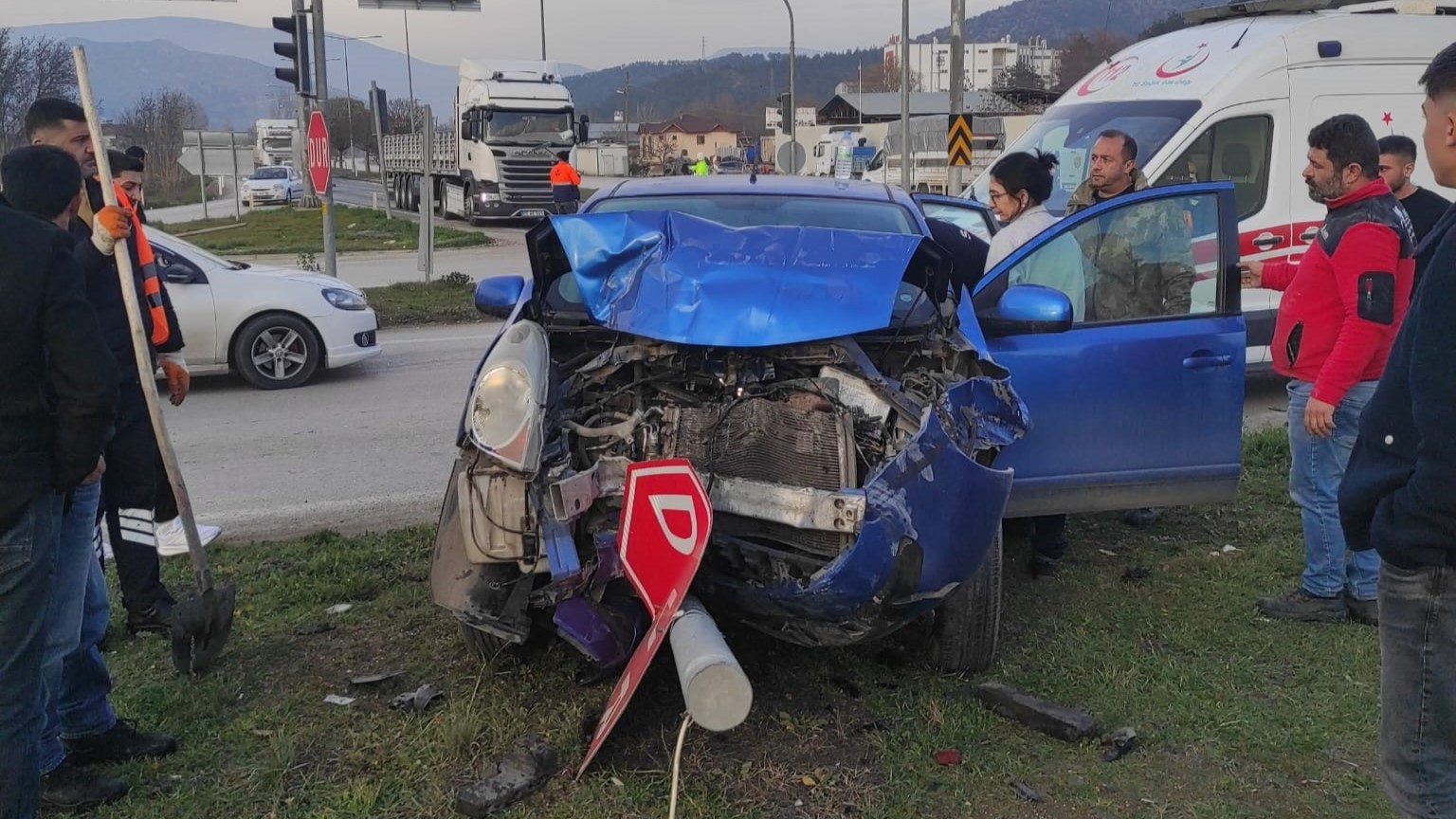 Kırmızı ışıkta bekleyen otomobile arkadan otomobil çarptı: Kaza anı kamerada 6 kirmizi isikta bekleyen otomobile arkadan otomobil carpti kaza ani kamerada 2 nC6V9qaU