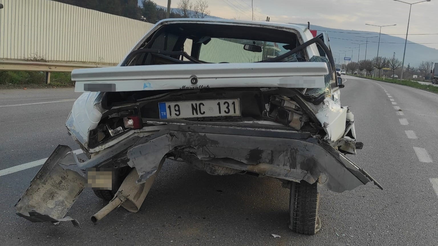 Kırmızı ışıkta bekleyen otomobile arkadan otomobil çarptı: Kaza anı kamerada 7 kirmizi isikta bekleyen otomobile arkadan otomobil carpti kaza ani kamerada 3 kkug2Dw1