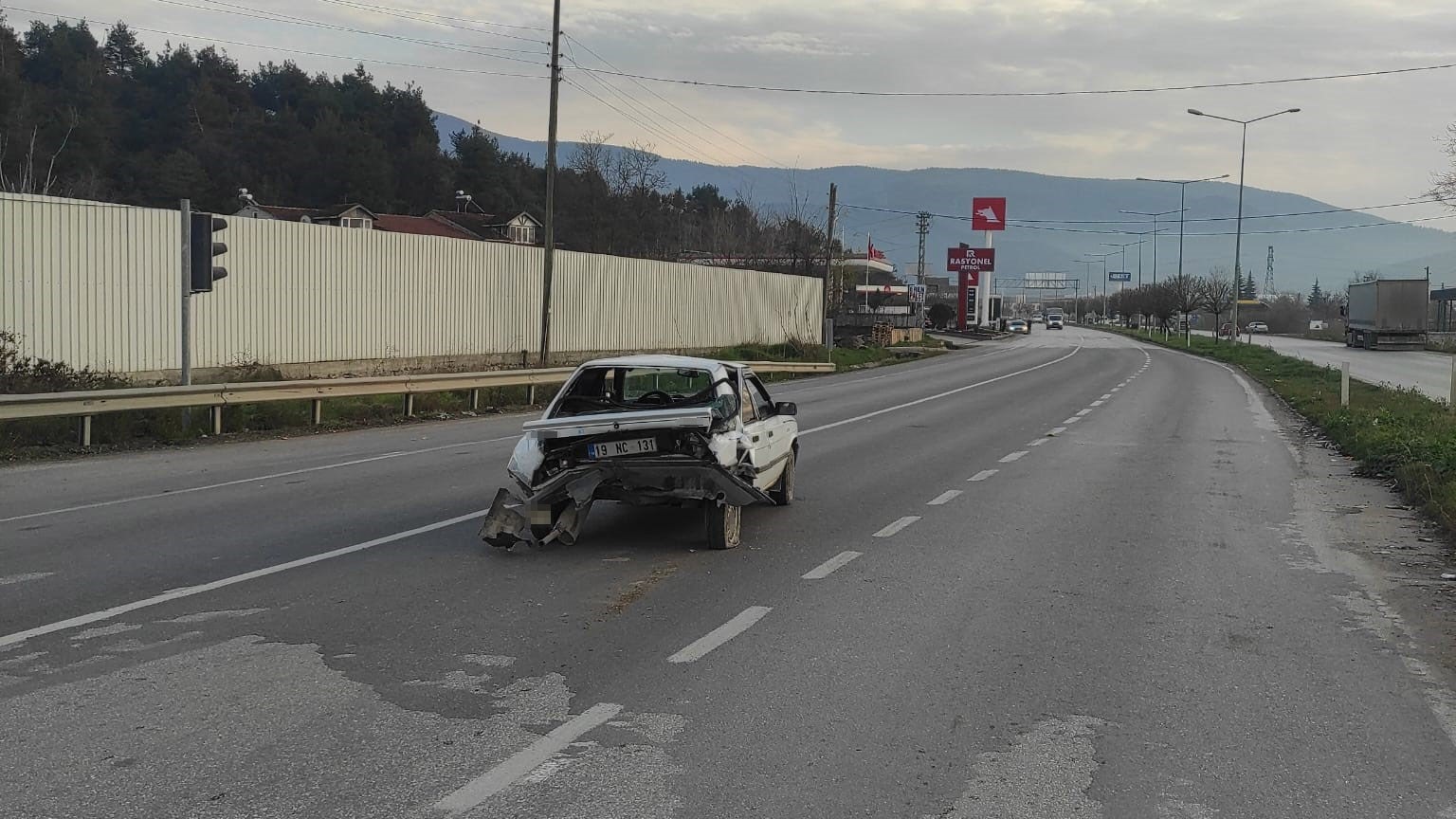 Kırmızı ışıkta bekleyen otomobile arkadan otomobil çarptı: Kaza anı kamerada 8 kirmizi isikta bekleyen otomobile arkadan otomobil carpti kaza ani kamerada 4 dEMtzf49