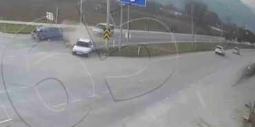 kirmizi-isikta-bekleyen-otomobile-arkadan-otomobil-carpti-kaza-ani-kamerada-NDGxFW1x.jpg