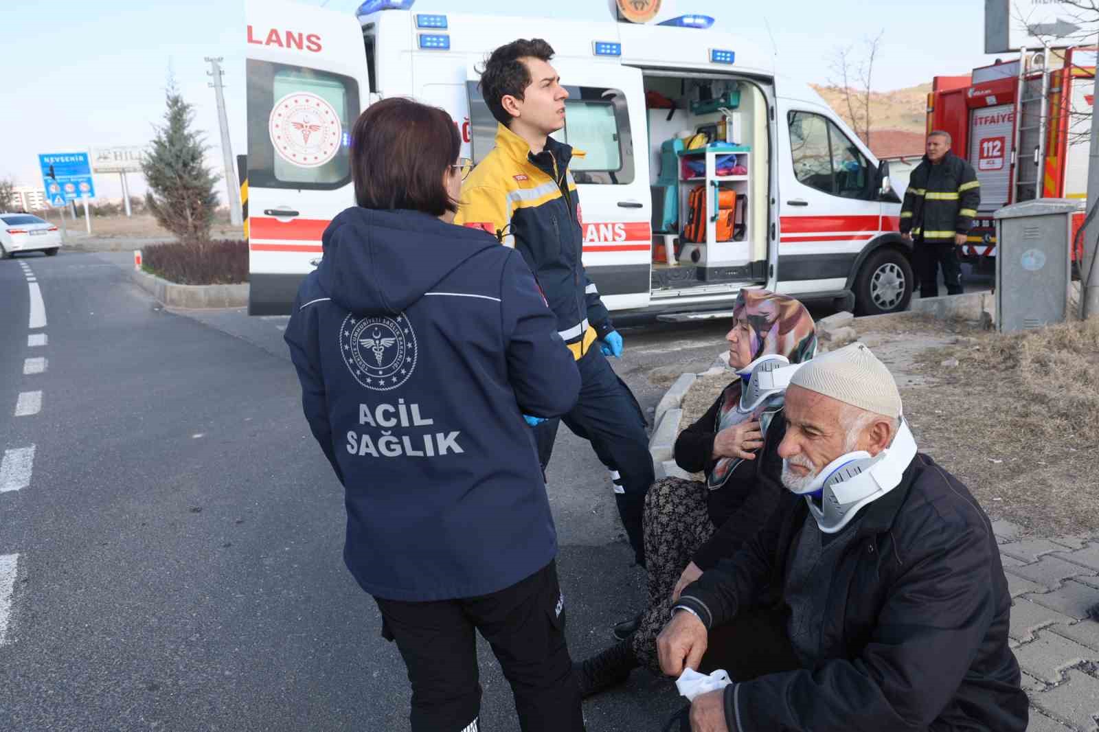 kirmizi isikta bekleyen otomobile carpti 2 yarali 1 dPOwtXZX
