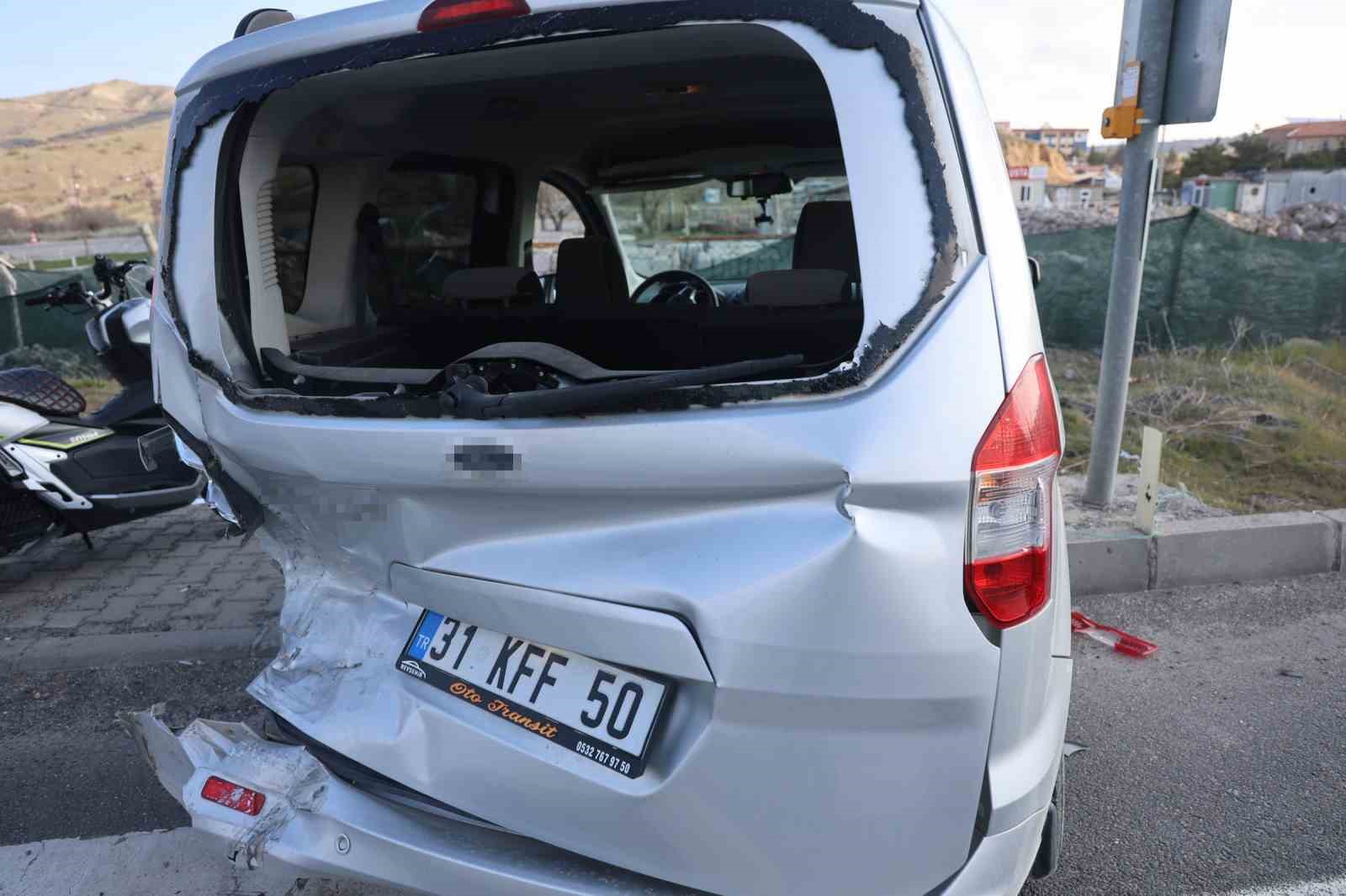 kirmizi isikta bekleyen otomobile carpti 2 yarali 2 yq7UZWu7