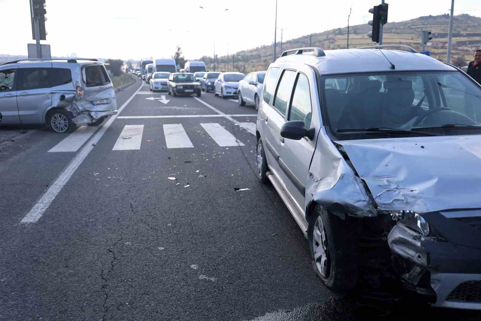 kirmizi isikta bekleyen otomobile carpti 2 yarali 3 mSauIwcZ