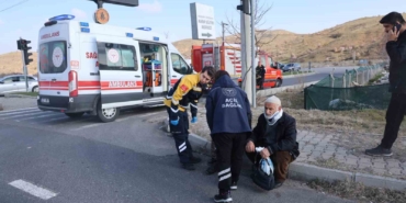 kirmizi-isikta-bekleyen-otomobile-carpti-2-yarali-TyRsrCO9.jpg