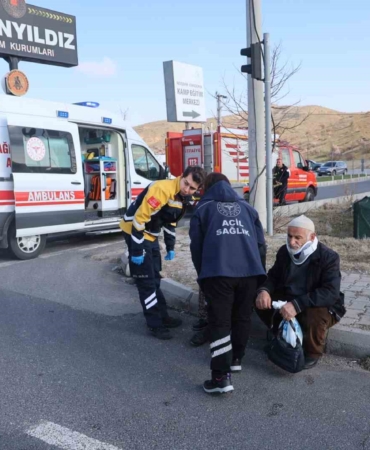kirmizi-isikta-bekleyen-otomobile-carpti-2-yarali-TyRsrCO9.jpg