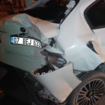 kirmizi-isikta-bekleyen-otomobile-tur-minibusu-carpti-3-yarali-pnzr16nl.jpg