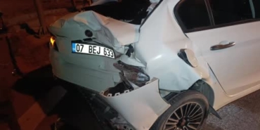 kirmizi-isikta-bekleyen-otomobile-tur-minibusu-carpti-3-yarali-pnzr16nl.jpg