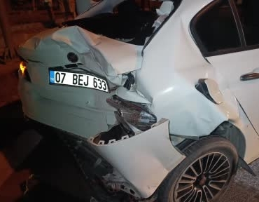 kirmizi-isikta-bekleyen-otomobile-tur-minibusu-carpti-3-yarali-pnzr16nl.jpg